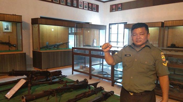 Museum Perjuangan TNI Miliki Koleksi Bendera Merah Putih Pertama yang Dikibarkan di Kota Medan. Pemandu Museum Perjuangan TNI, Sersan Satu (Sertu) Jasiaman Sinaga,di Museum Perjuangan TNI, KH. Zainul Arifin No.8, Petisah Tengah, Medan Petisah, Kota Medan, Sumatera Utara, hari Senin, (20/05/2019). 
