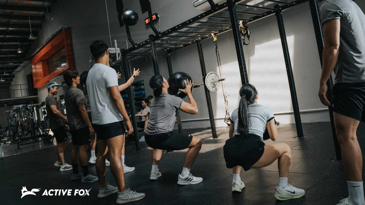 Nhóm học viên tập wall ball squat theo lớp nhóm tại phòng gym Active Fox, xu hướng tập luyện cộng đồng theo phong cách Hyrox