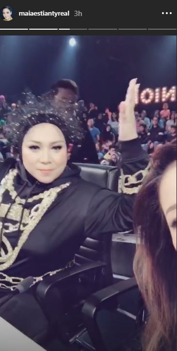 Melly Goeslaw sedang menggantikan Rossa di acara Indonesian Idol Junior
