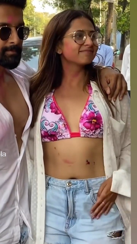 Hindi unknown actress navel zoom in white and red bikini.mp4_snapshot_00.07.499