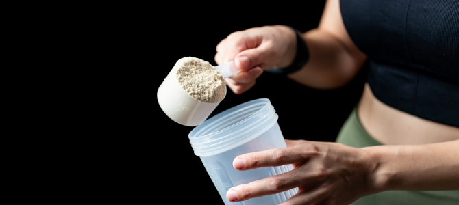 ‘Whey’ de ervilha ou arroz? Entenda os benefícios e diferenças das proteínas veganas