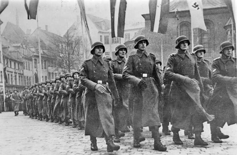 Soldados de la 15ª SS División Letona en una parada militar por el Dia Nacional Letón, noviembre 1943 Soldados de la 15ª SS División Letona en una parada militar por el Dia Nacional Letón, noviembre 1943