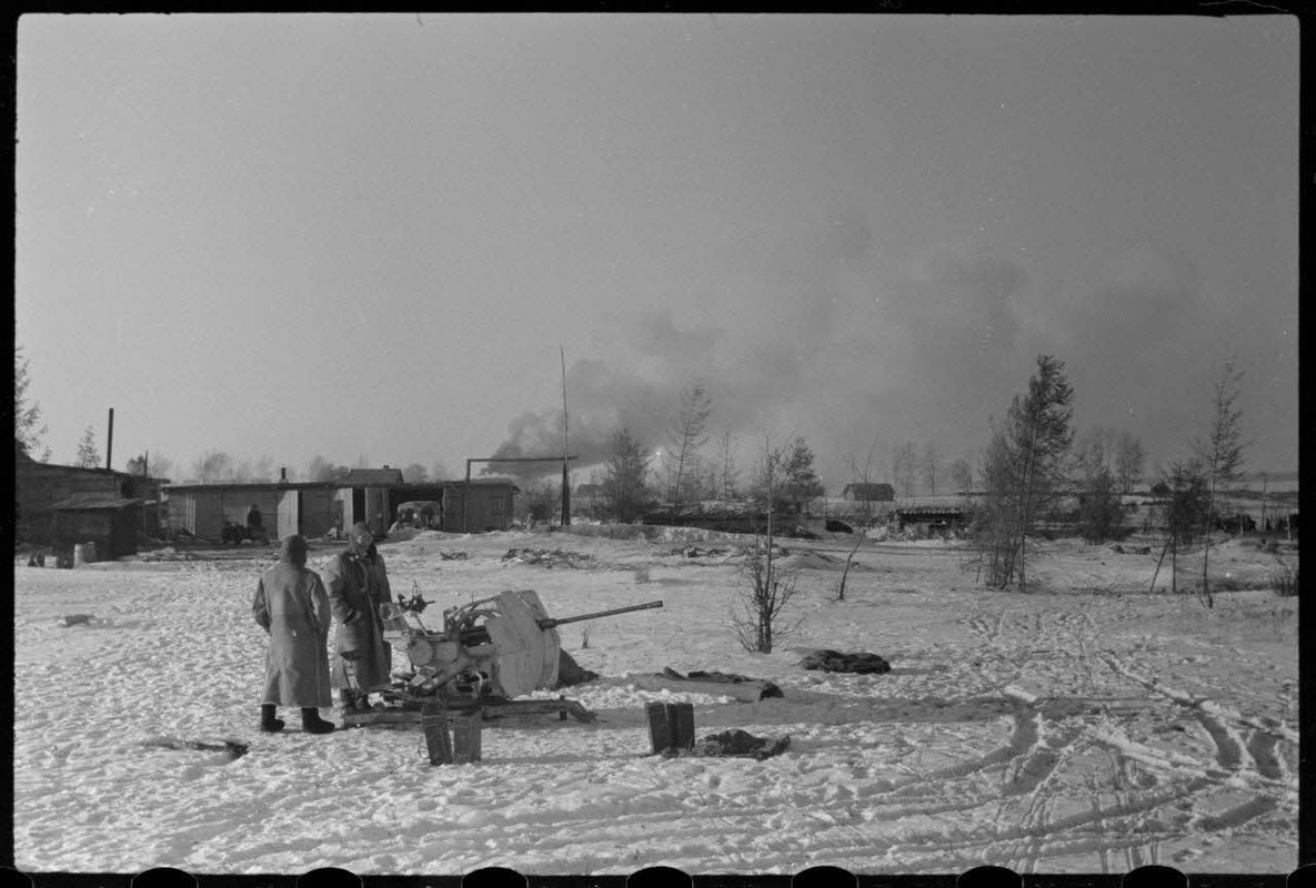 Dans le cadre de l'opération Büffelbewegung, la protection d'une route enneigée par des canons de 2 