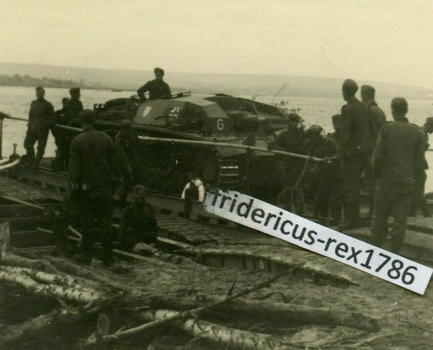 Foto Panzer Tank StuG Sturmgeschütz überfahrt Pionierfähre Kennung Wappen