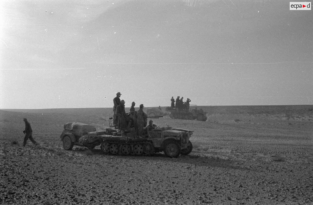 Des semi-chenillés SdKfz-10 avec canon de 2 cm FlaK-38 en position.