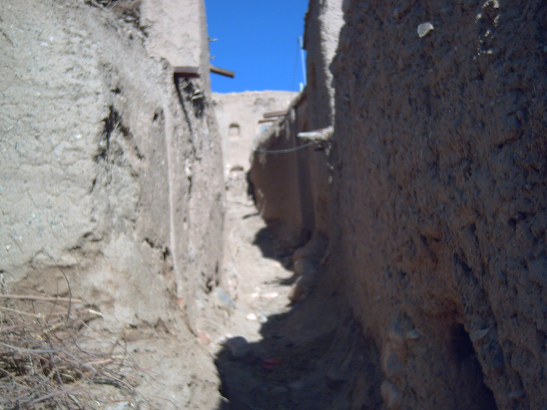 کوچه های تنگ و شیب دار روستای قدیم