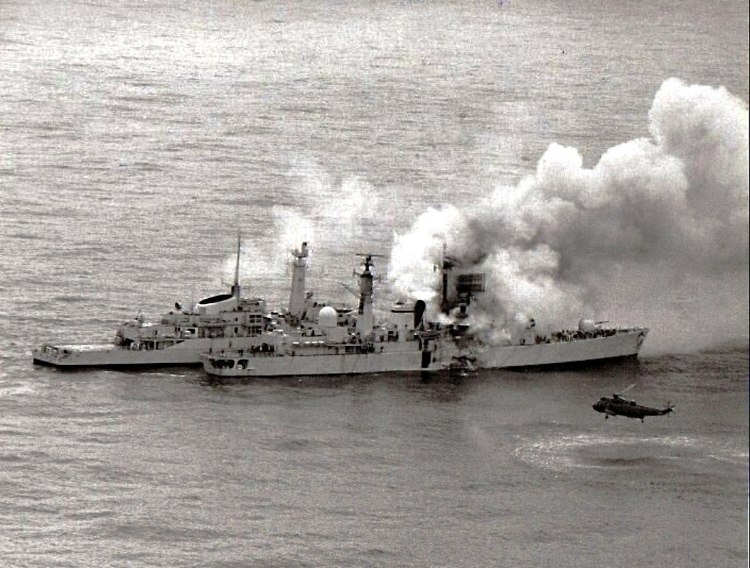 HMS Sheffield (D.80) получает помощь от фрегата Arrow-3