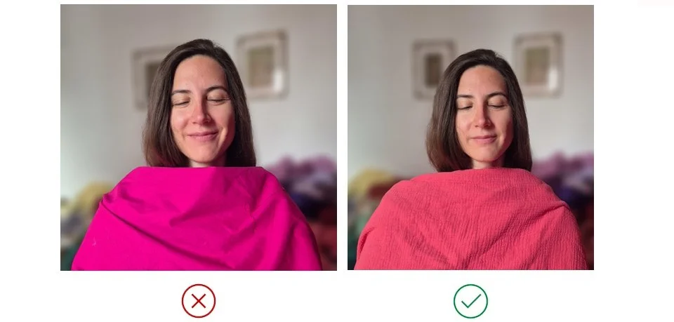 Test de draping sur une femme en colorimétrie pour déterminer la saison rose-rouge saumon chaud vs rose fushia froid