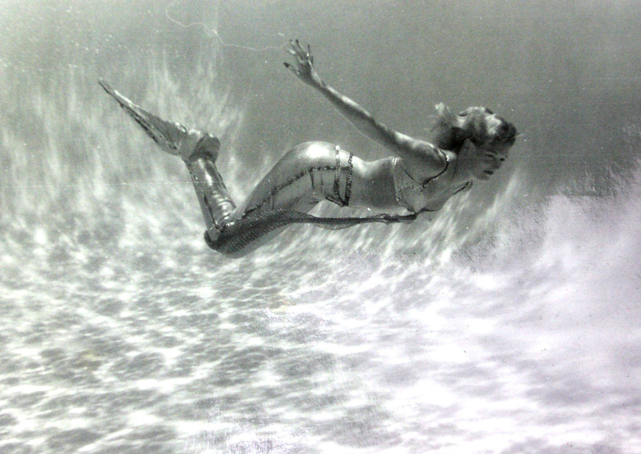 e5e4 Shari underwater