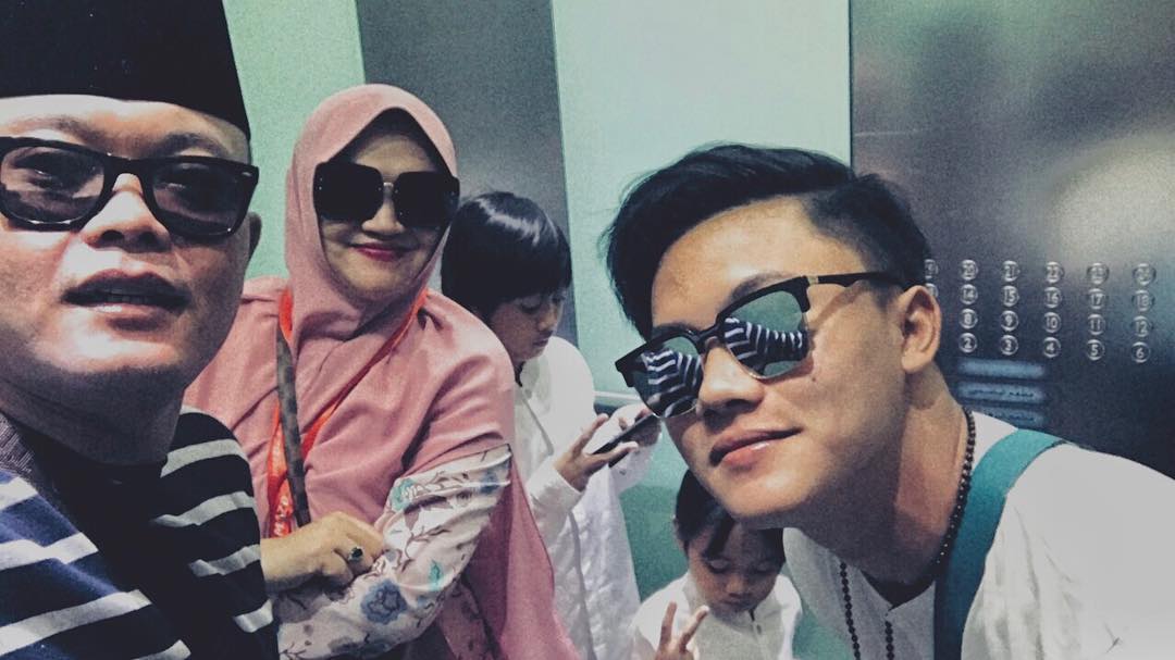 Rizky Febian bersama keluarga