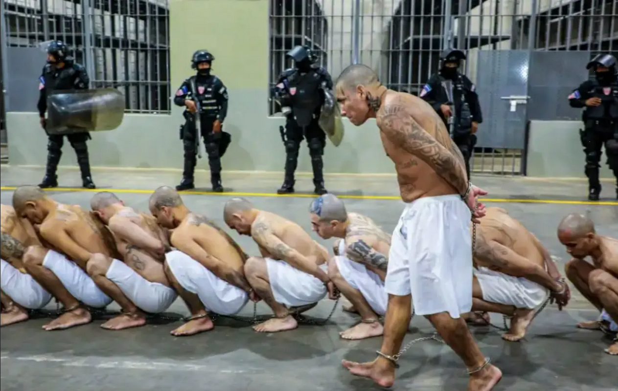 Megacárcel emblema de Bukele: tenaz 