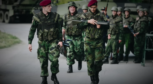 soldat de la garde nationale pris en photo si vous voulez avoir cette photo elle vient de la video "hriste boze" par belgrade mapper