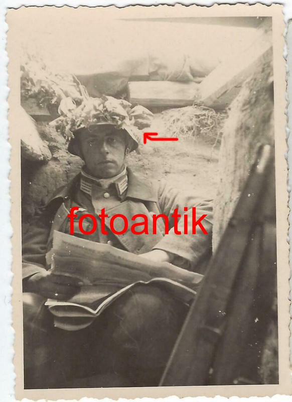 Ostfront Soldat im Schützengraben Stellung Tarn Stahlhelm Kampf Pause