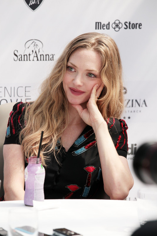 amanda-seyfried-movie-stars-lounge-venice-film-f