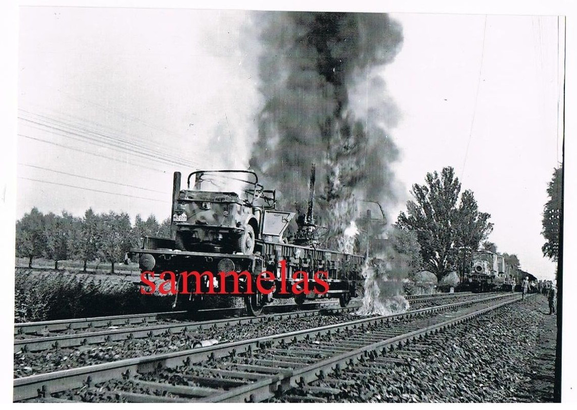 Nachkriegsabzug - WL Kübelwagen brennt auf Waggo
