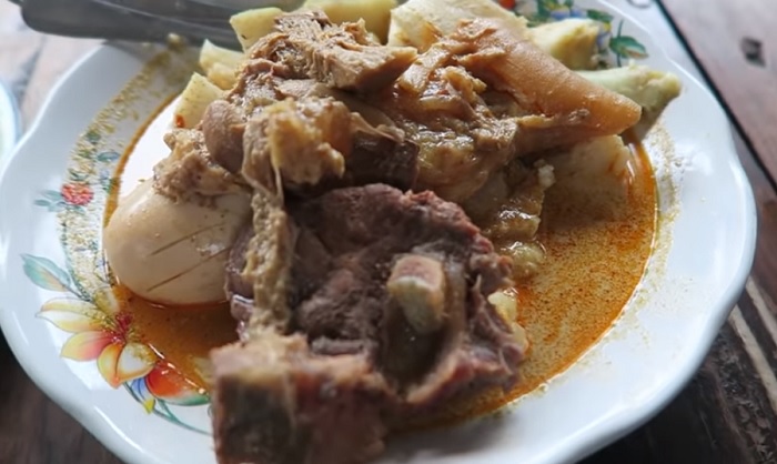 Sajian ketupat sayur Pak Parto di Cakung, Jakarta Timur.