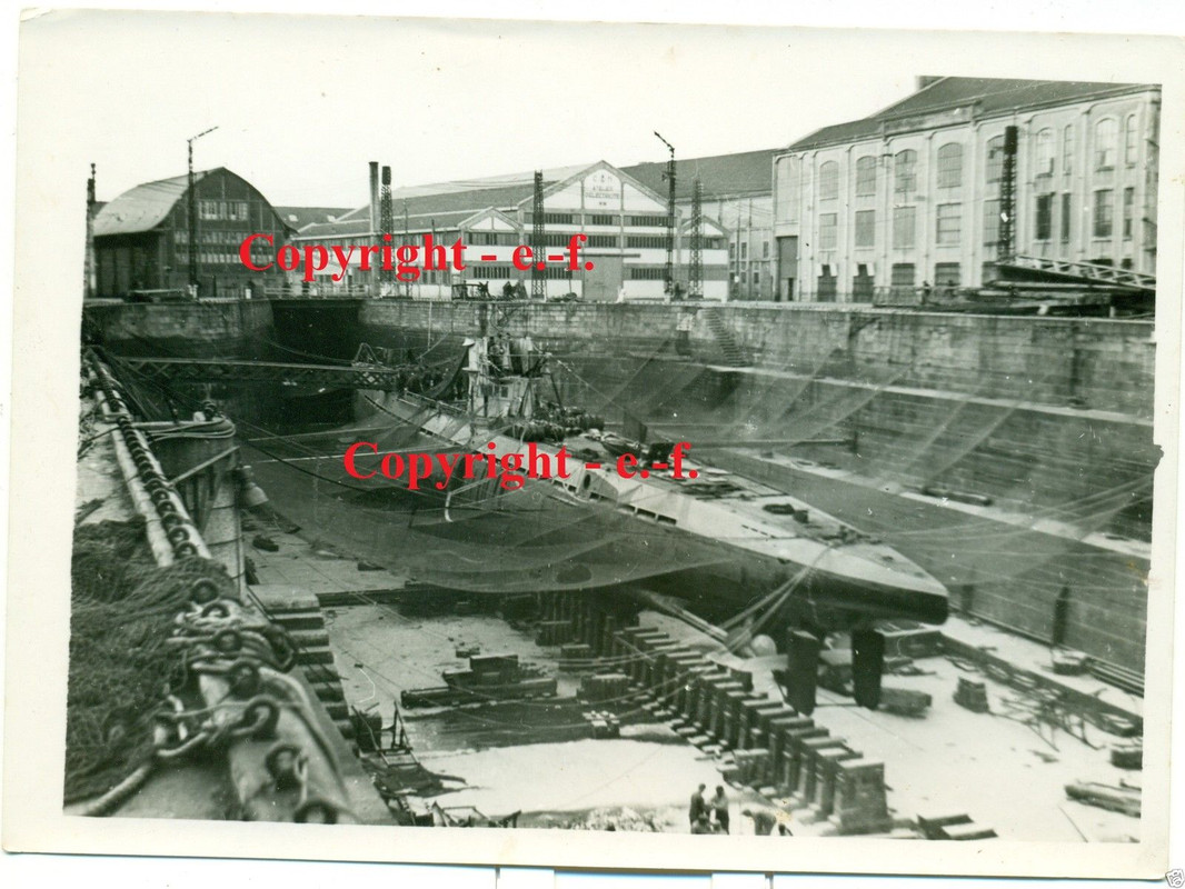 FOTO - LORIENT (BRETAGNE) - U-BOOT im Dock bei R