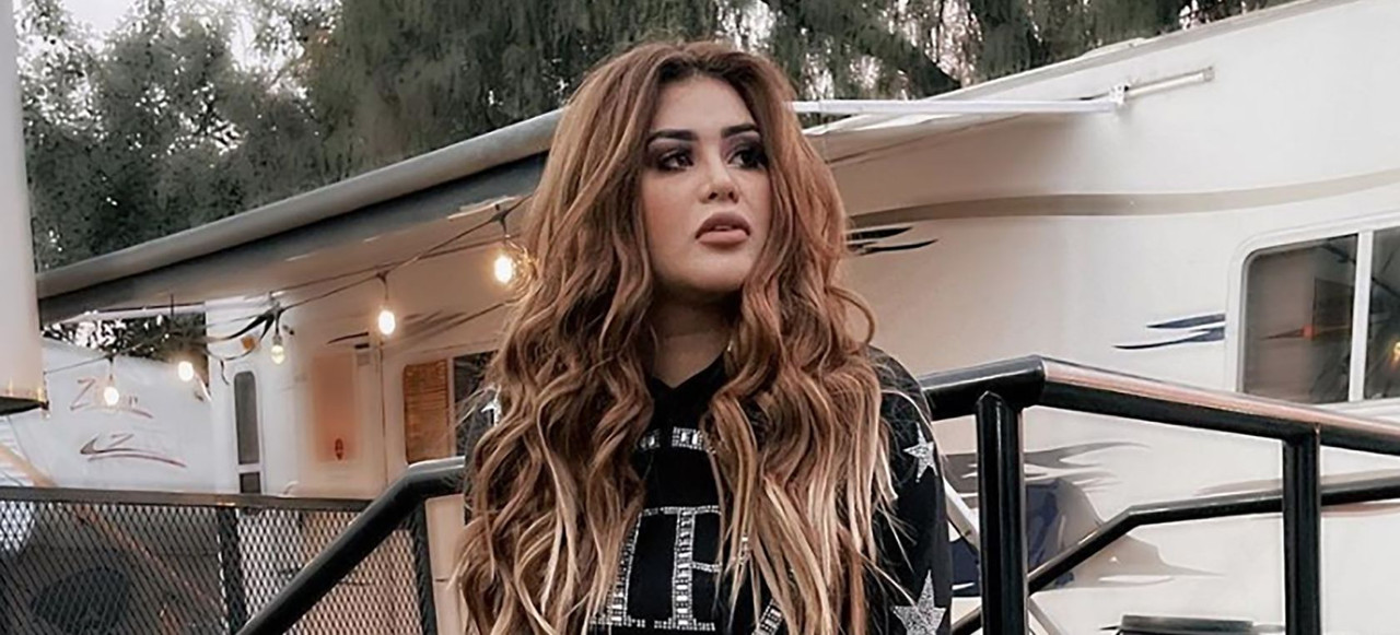 Gomita presume en atrevido brallete de encaje el resultado de su pérdida de peso