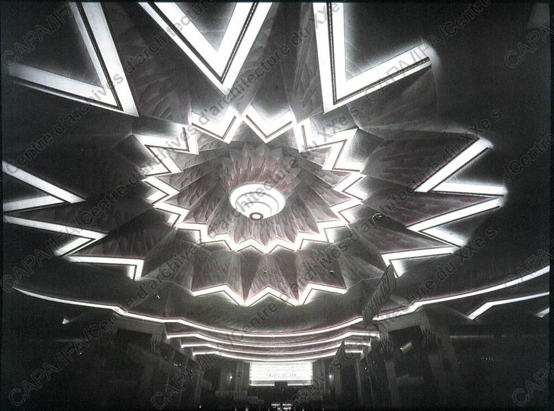 1934. 28e Salon de l'automobile au Grand-Palais, Paris 8e  vue de nuit du plafond lumineux