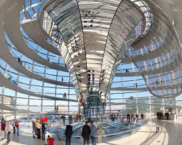 Interior de la nueva cúpula del Reichstag. Fue construida por el famoso arquitecto inglés Foster