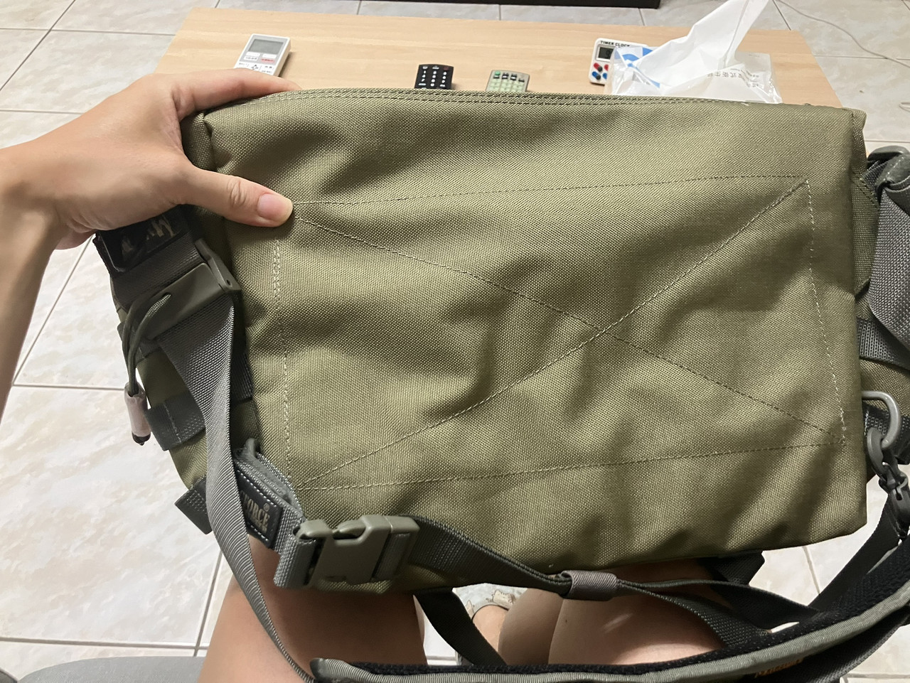 卡其色