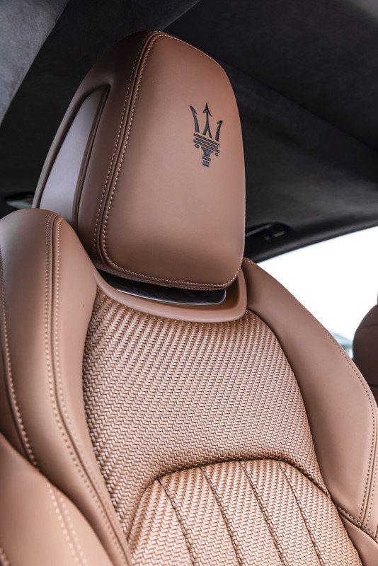 14_MaseratiQuattroporteGrandFinale_headresttridentstitchedinblack