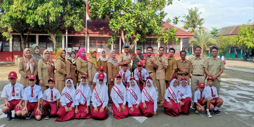 FOTO BERSAMA GURU SDN RENGASDENGKLOK UTARA 1 DAN BABINSA KORWIL RENGASDENGKLOK UTARA