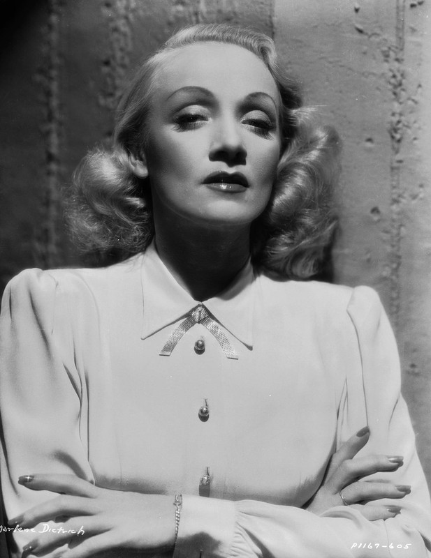 Marlene_Dietrich_b42