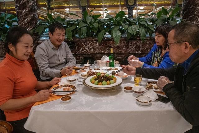 大连最有名的餐馆之一万宝海鲜舫的食客等着品尝炖海参。