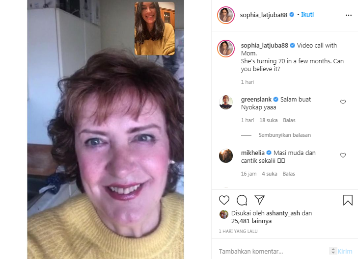 Ibunda Sophia Latjuba terlihat awet muda