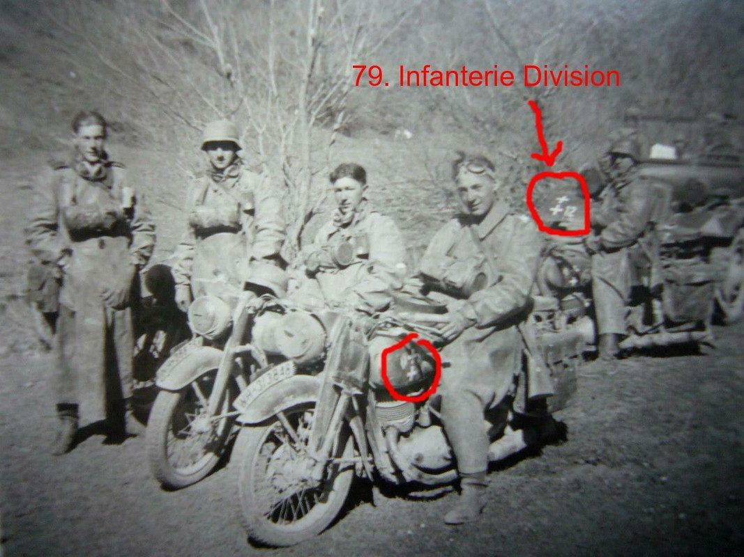 Foto GRIECHENLAND Balkan Feldzug 79. ID. - WH KRADSCHÜTZEN Motorrad ABZEICHEN