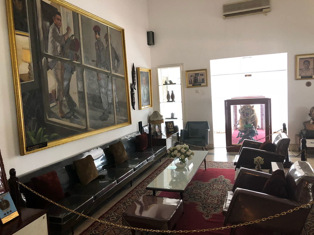 Ruang tamu dengan beberapa koleksi milik Jenderal Ahmad Yani