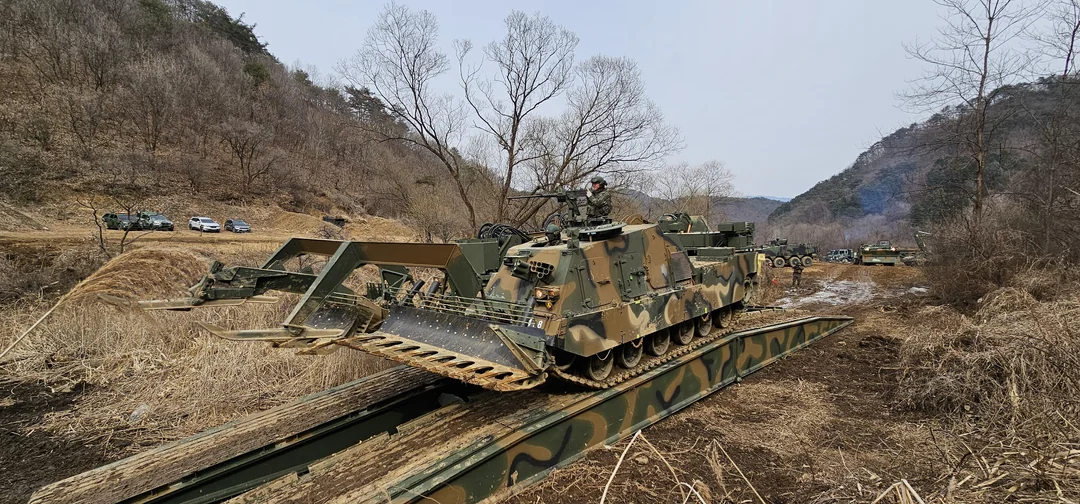 south-korean-k600-rhino-combat-engineer-vehicle-crosses-v0-eaksca9ic6pc1.webp