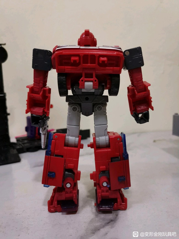 Studio-Series-86-Voyager-Ironhide-03