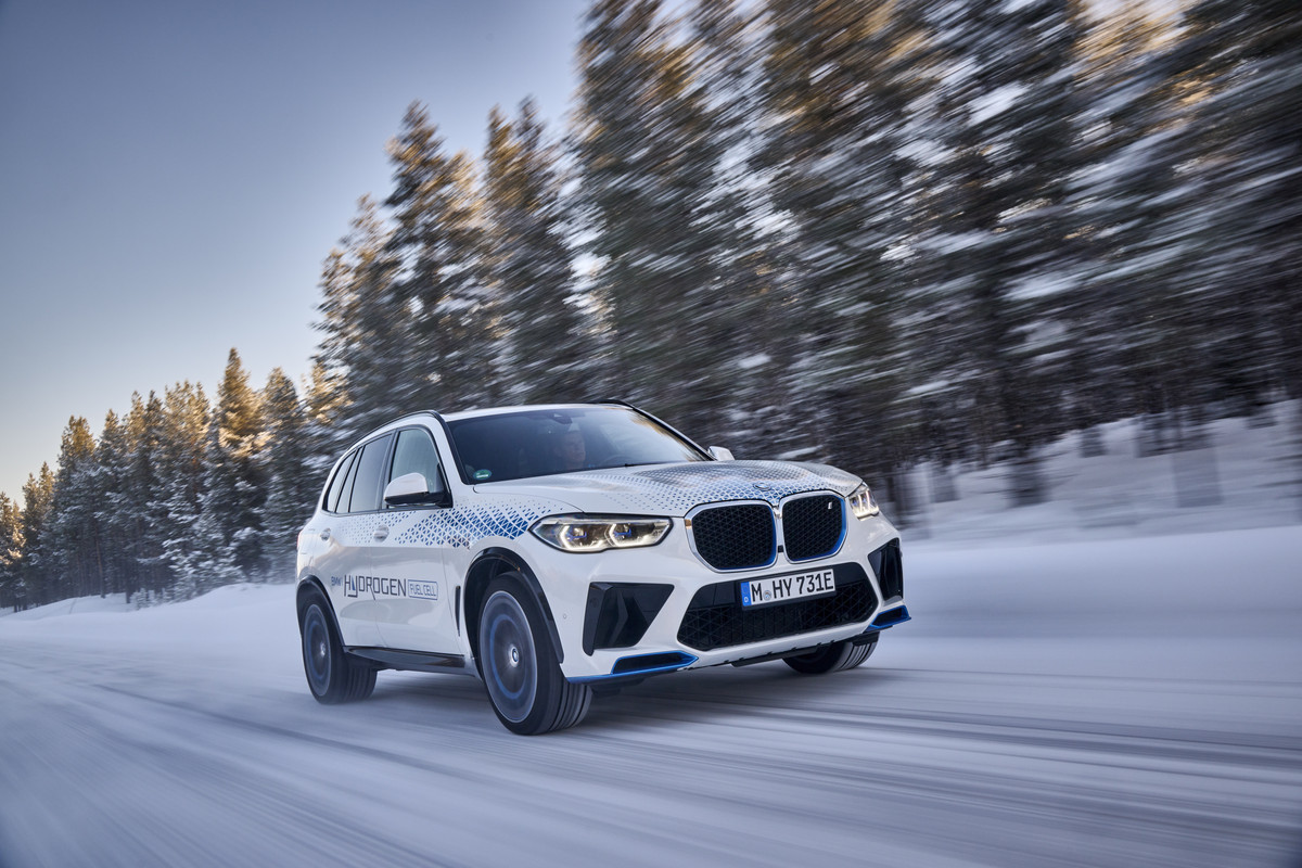 P90453405_highRes_bmw-ix5-hydrogen-win