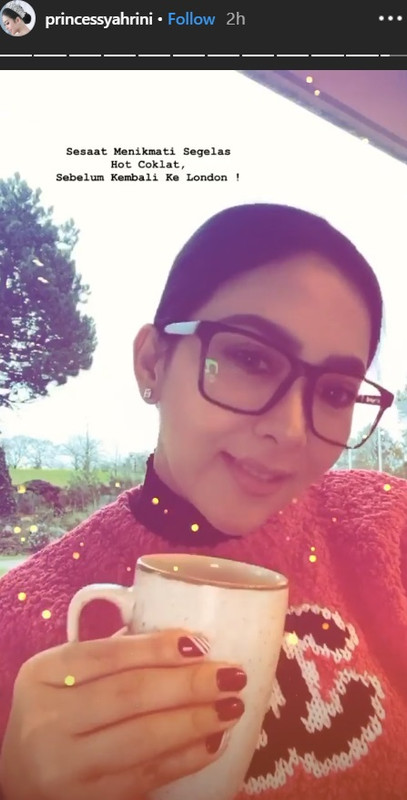 Syahrini saat menikmati cokelat panas sebelum kembali ke London