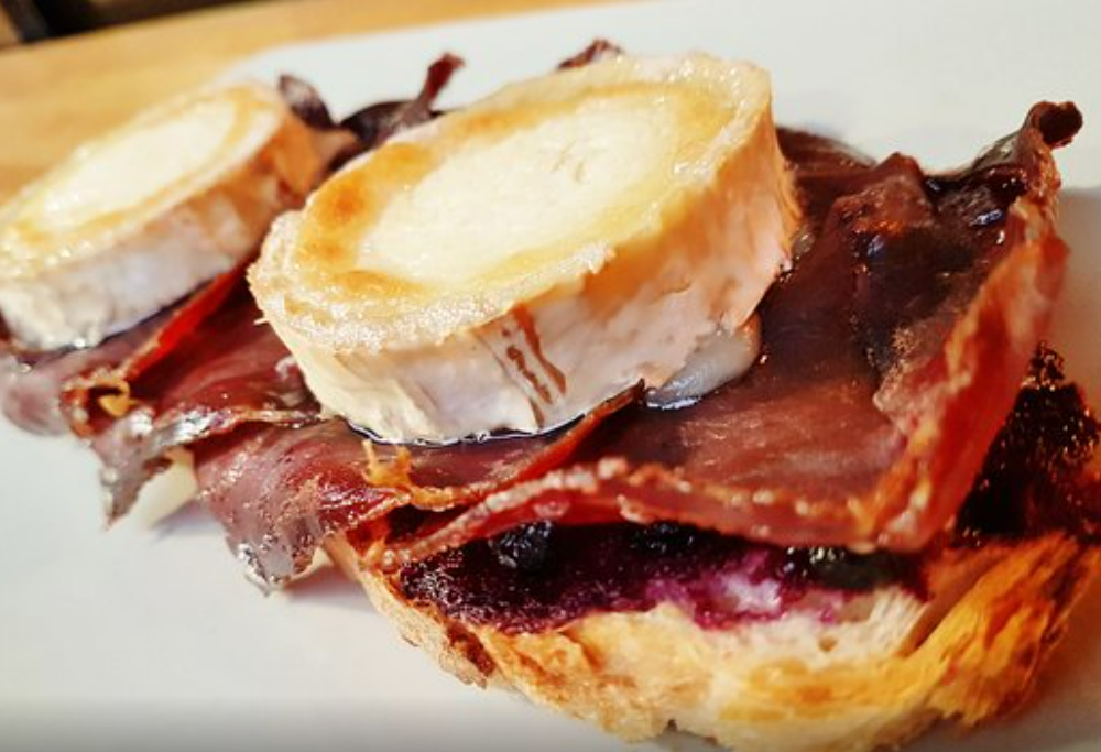 Tosta De Cecina Y Queso De Cabra