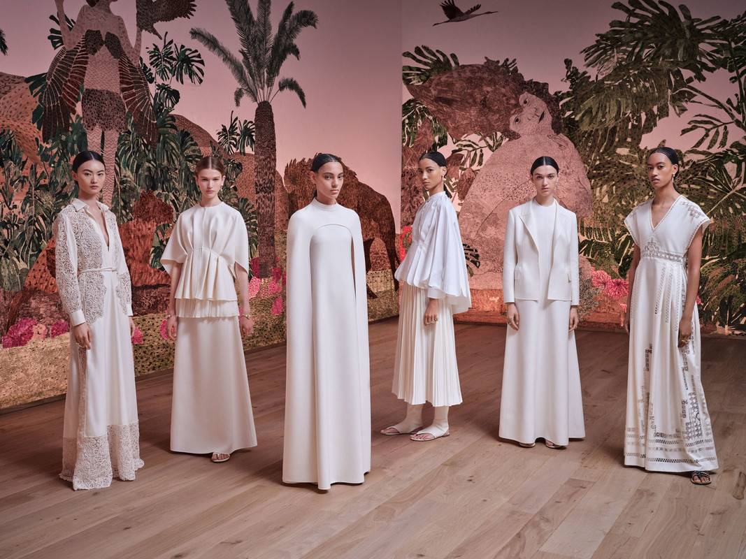 Dior, donne come dee nella sfilata Haute Couture FW23/24 Dior, donne come dee nella sfilata Haute Couture FW23/24