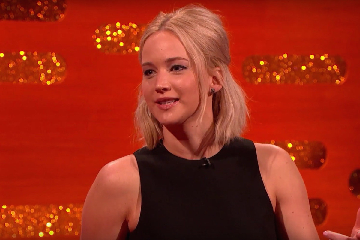 Jennifer Lawrence Legs in Pantyhose – Graham Norton Show | LEGS COOL