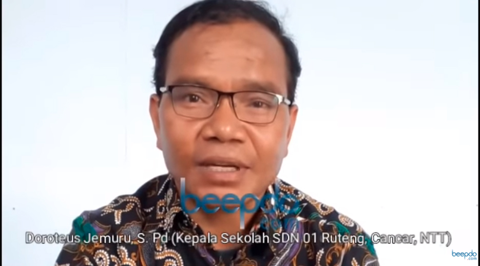 Guru Betrand Peto di Cancar Manggarai NTT, Doroteus Jemuru mengenakan baju batik bawaan Betrand Peto