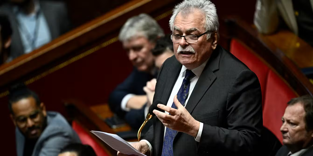 Le Délégué John Taranti (POL), également Secrétaire-général du Parti des Ouvrier Libre, lors de sa prise parole dénonçant l’Alliance Sociale et Démocratique, le 27 mai 2017. Le Délégué John Taranti (POL), également Secrétaire-général du Parti des Ouvrier Libre, lors de sa prise parole dénonçant l’Alliance Sociale et Démocratique, le 27 mai 2017.