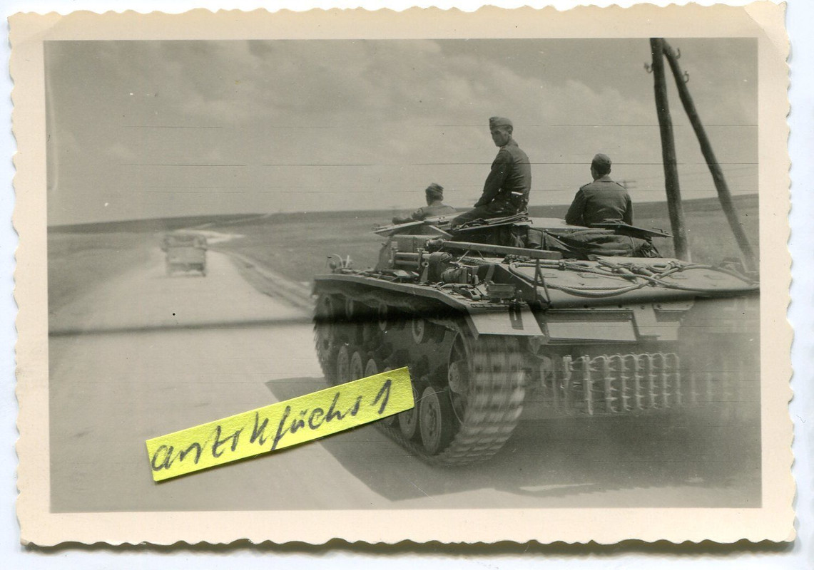 Panzer-Sturmgeschütz auf Vormarsch-Straße im 2.W