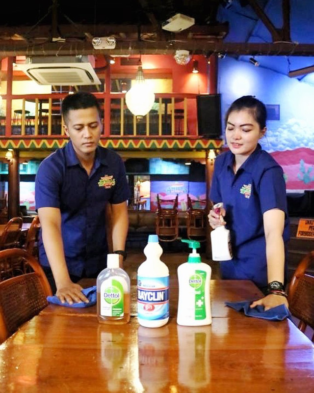 Karyawan restoran Amigos melakukan general cleaning