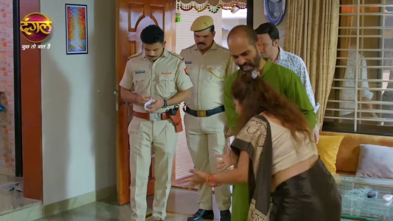 chubby serial actress sexy navel slips in saree.mkv_snapshot_00.36.067