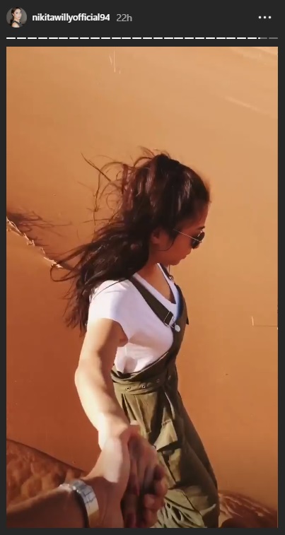Nikita Willy menuruni gurun pasir