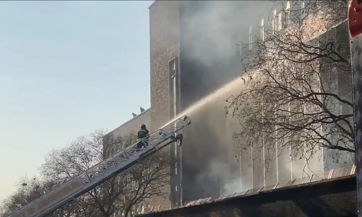¡Tragedia en Johannesburgo! Incendio en edificio deja 73 personas muertas (Video)