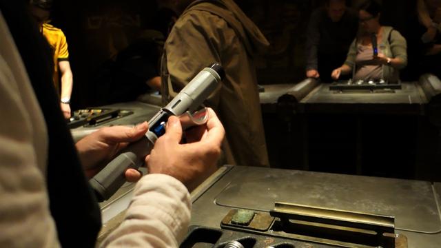 SAVI'S WORKSHOP HANDBUILT LIGHTSABERS: Montando nuestro sable láser - DISNEYLAND ~ STAR WARS: GALAXY'S EDGE, LA GUIA (70)