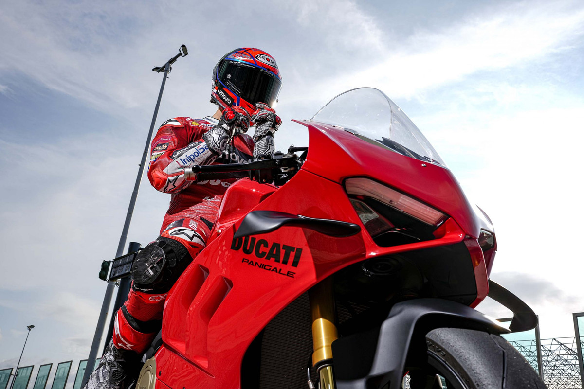 Фотографии Ducati Panigale V4 2022