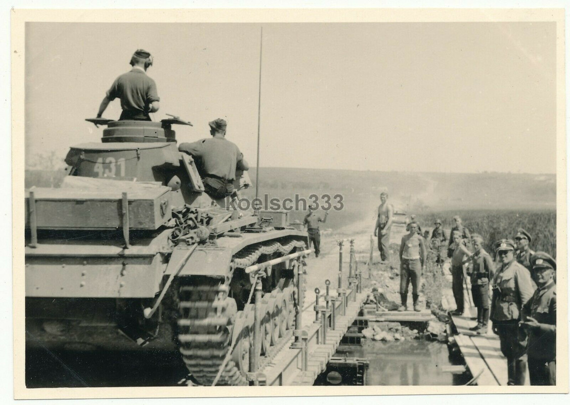 Foto Wehrmacht Panzer III auf einer Kriegsbrücke an der Ostfront in Russland