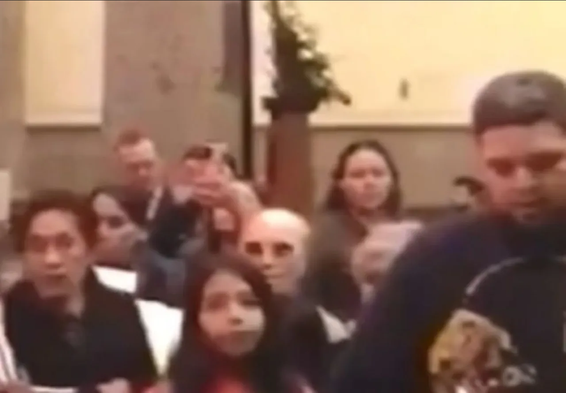 Aparece un extraño ser durante misa de Navidad: Video